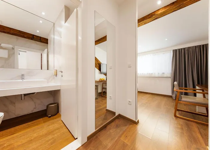 阿祖尔宫豪华客房旅馆 4*